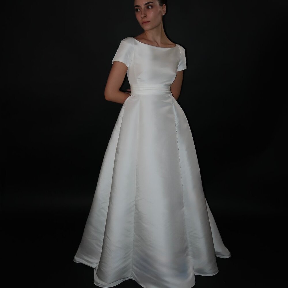 Floor Sample US 2 HARRIET DE PRAG Boat Neck Cup Sleeve Bridal Gown